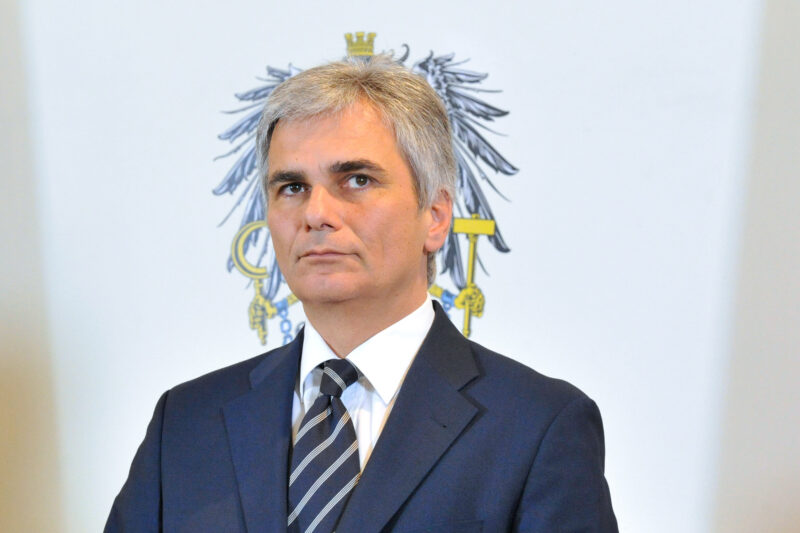 Werner Faymann mit Bundesadler hinterm Kopf. Foto: Matthias Cremer